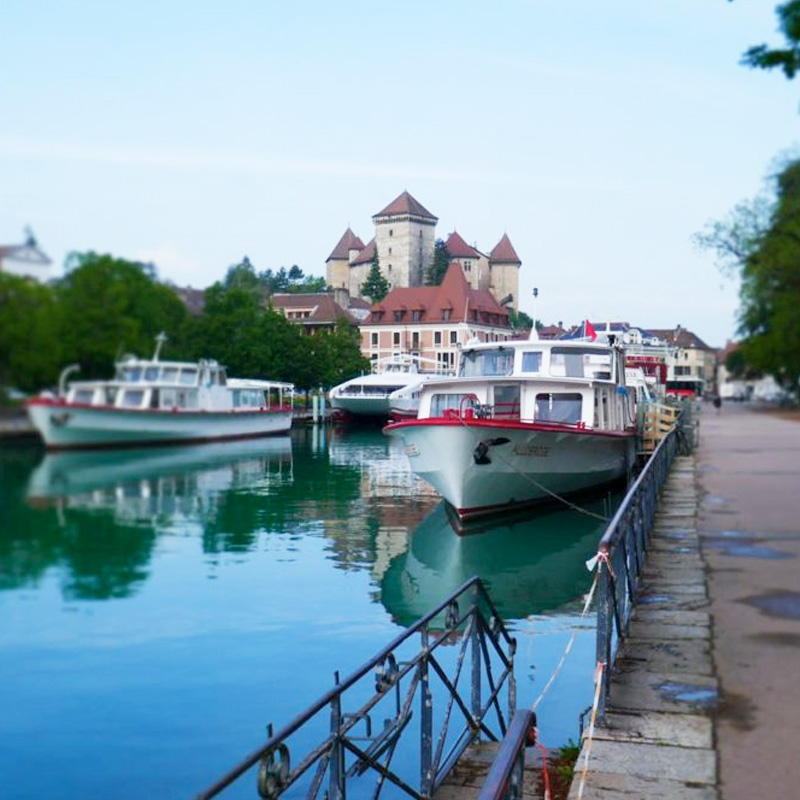 Le chateau dAnnecy et les bateaux